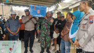 Petugas Polsek Gandusari bersama TNI dan tim SAR mengangkut peti jenazah korban kapal Virgo Transport di Kabupaten Blitar, Selasa (29/9/2026).