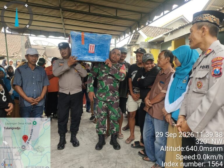 Petugas Polsek Gandusari bersama TNI dan tim SAR mengangkut peti jenazah korban kapal Virgo Transport di Kabupaten Blitar, Selasa (29/9/2026).