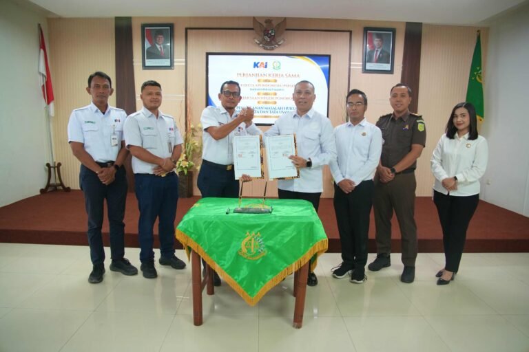 PT KAI Daop 7 Madiun bersama Kejaksaan Negeri Ponorogo menandatangani Kesepakatan Bersama tentang penanganan masalah hukum bidang Perdata dan Tata Usaha Negara, Rabu (30/9/2026).