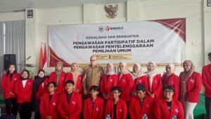 Anggota Komisi II DPR RI Romy Soekarno bersama peserta Gen Z dalam kegiatan Sosialisasi dan Penguatan Pengawasan Partisipatif dalam Pengawasan Penyelenggaraan Pemilu di Puri Perdana Hotel Kota Blitar, Sabtu (19/9/2026).
