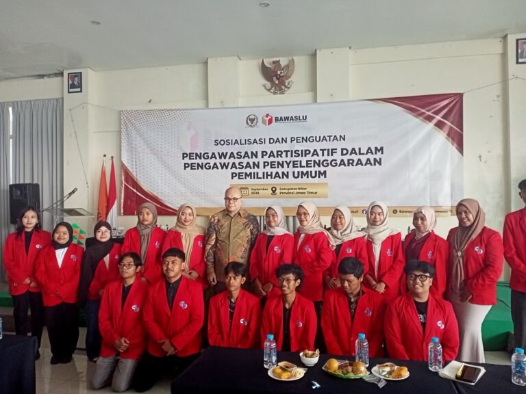 Anggota Komisi II DPR RI Romy Soekarno bersama peserta Gen Z dalam kegiatan Sosialisasi dan Penguatan Pengawasan Partisipatif dalam Pengawasan Penyelenggaraan Pemilu di Puri Perdana Hotel Kota Blitar, Sabtu (19/9/2026).