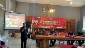 Anggota DPRD Provinsi Jawa Timur Guntur Wahono saat menyerap aspirasi petani dalam kegiatan Sosialisasi Pendidikan terhadap Dinamika Pemerintahan bersama Gapoktan se-Kabupaten Blitar di Pendapa Ageng Hand Astasih, Srengat, Kamis (24/9/2026).