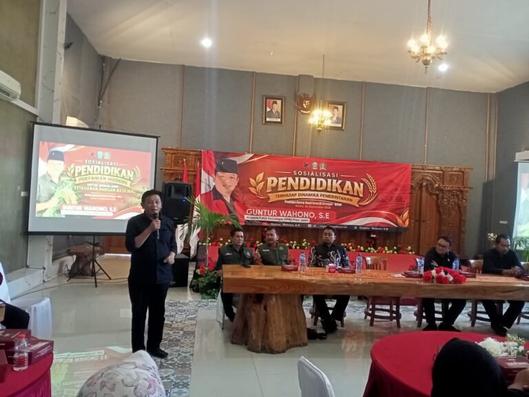Anggota DPRD Provinsi Jawa Timur Guntur Wahono saat menyerap aspirasi petani dalam kegiatan Sosialisasi Pendidikan terhadap Dinamika Pemerintahan bersama Gapoktan se-Kabupaten Blitar di Pendapa Ageng Hand Astasih, Srengat, Kamis (24/9/2026).