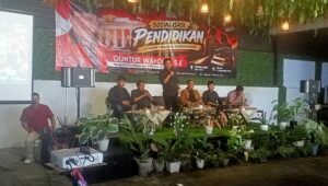 Guntur Wahono menyampaikan paparan dalam kegiatan Sosialisasi Pendidikan terhadap Dinamika Pemerintahan yang digelar di Kecamatan Talun, Kabupaten Blitar, Minggu (27/9/2026).
