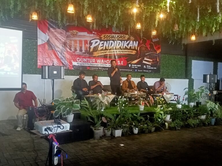 Guntur Wahono menyampaikan paparan dalam kegiatan Sosialisasi Pendidikan terhadap Dinamika Pemerintahan yang digelar di Kecamatan Talun, Kabupaten Blitar, Minggu (27/9/2026).