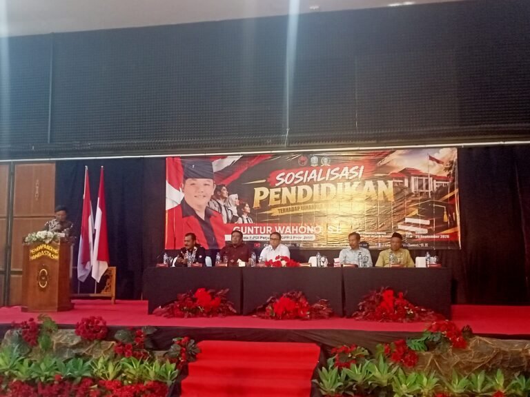 Kegiatan Sosialisasi Pendidikan yang digelar Anggota Fraksi PDI Perjuangan DPRD Provinsi Jawa Timur, Guntur Wahono, bersama jajaran PGRI Kabupaten Blitar dan para narasumber di Pendapa Ageng Hand Asta Sih, Kecamatan Srengat, Kabupaten Blitar, Senin (28/9/2026).