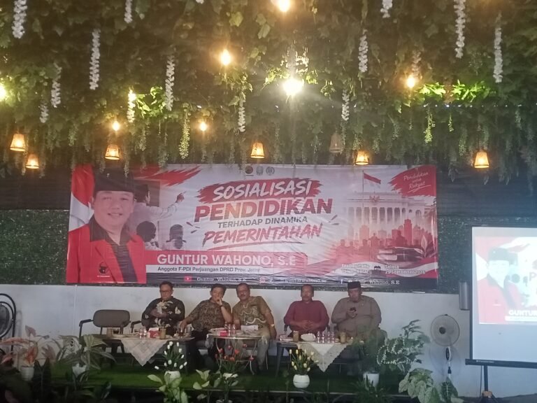 Sosialisasi Pendidikan terhadap Dinamika Pemerintahan yang digelar Guntur Wahono bersama para peserta di Kecamatan Talun, Kabupaten Blitar, Selasa (29/9/2026).