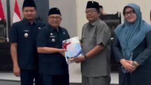 Penyerahan Dokumen Ranperda tentang Nota Keuangan dan Ranperda tentang Perubahan APBD Kabupaten Blitar Tahun Anggaran 2026, Senin (14/9/2026).