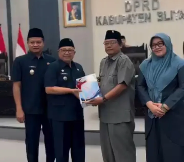 Penyerahan Dokumen Ranperda tentang Nota Keuangan dan Ranperda tentang Perubahan APBD Kabupaten Blitar Tahun Anggaran 2026, Senin (14/9/2026).