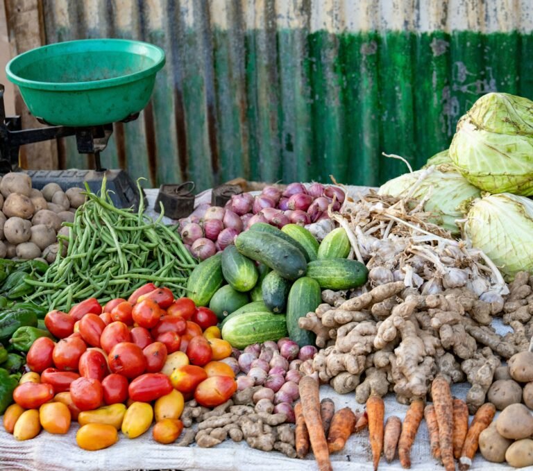 Aneka ragam komoditas sayuran di pasar. Foto: Unsplash