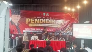 Guntur Wahono, S.E., bersama narasumber dan peserta saat mengikuti kegiatan Sosialisasi Pendidikan terhadap Dinamika Pemerintahan di Esteje Café, Desa Tulungrejo, Kecamatan Gandusari, Kabupaten Blitar, Sabtu (26/9/2026).