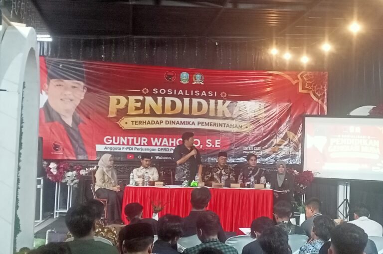 Guntur Wahono, S.E., bersama narasumber dan peserta saat mengikuti kegiatan Sosialisasi Pendidikan terhadap Dinamika Pemerintahan di Esteje Café, Desa Tulungrejo, Kecamatan Gandusari, Kabupaten Blitar, Sabtu (26/9/2026).