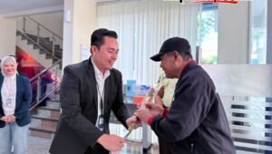 Branch Office Head BRI Blitar, Yudika Hanafi, menyapa langsung nasabah dalam momentum Hari Pelanggan Nasional.