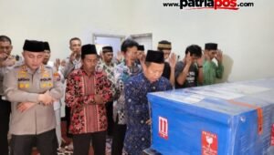 Kapolres Blitar AKBP Ardhy Zul Hasbih Nasution bersama keluarga dan warga melaksanakan doa bersama di rumah duka korban insiden Kapal Virgo Transport, Reyner Fausta Yosilianto, di Kabupaten Blitar.