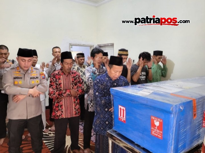 Kapolres Blitar AKBP Ardhy Zul Hasbih Nasution bersama keluarga dan warga melaksanakan doa bersama di rumah duka korban insiden Kapal Virgo Transport, Reyner Fausta Yosilianto, di Kabupaten Blitar.
