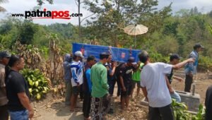 Prosesi pemakaman Reyner Fausta Yosilianto (22), korban meninggal dalam insiden KM Virgo Transport 8, berlangsung di Desa Krisik, Kecamatan Gandusari, Kabupaten Blitar, Selasa (15/9/2026).