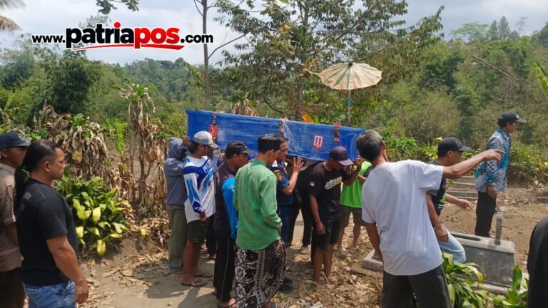 Prosesi pemakaman Reyner Fausta Yosilianto (22), korban meninggal dalam insiden KM Virgo Transport 8, berlangsung di Desa Krisik, Kecamatan Gandusari, Kabupaten Blitar, Selasa (15/9/2026).