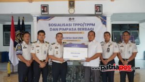 Jajaran Kantor Imigrasi Blitar bersama Pemerintah Desa Bakung dalam kegiatan Sosialisasi TPPO/TPPM dan PIMPASA Berbagi di Desa Bakung, Rabu (16/9/2026).