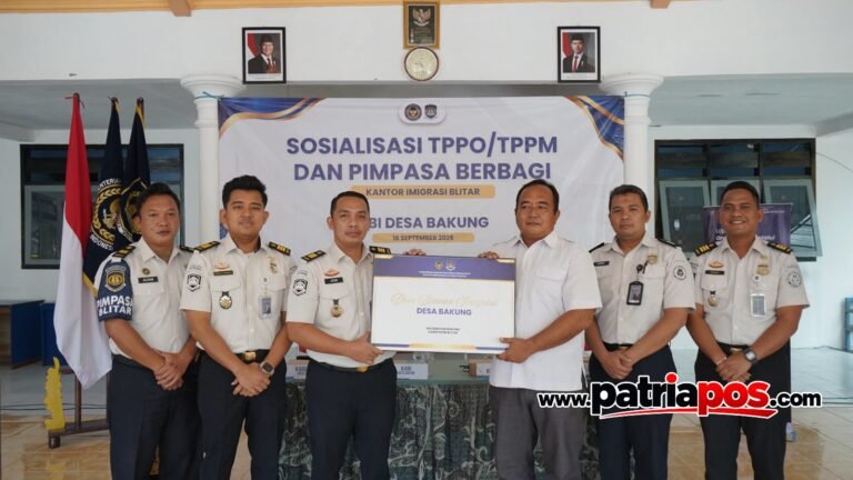Jajaran Kantor Imigrasi Blitar bersama Pemerintah Desa Bakung dalam kegiatan Sosialisasi TPPO/TPPM dan PIMPASA Berbagi di Desa Bakung, Rabu (16/9/2026).