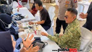 Petugas kesehatan memberikan pemeriksaan kesehatan gratis kepada masyarakat dalam program Jumat Berkah Polres Blitar di Desa Bululawang, Kecamatan Bakung, Kabupaten Blitar, Jumat (18/9/2026).