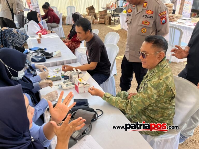 Petugas kesehatan memberikan pemeriksaan kesehatan gratis kepada masyarakat dalam program Jumat Berkah Polres Blitar di Desa Bululawang, Kecamatan Bakung, Kabupaten Blitar, Jumat (18/9/2026).