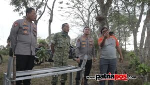 Kapolres Blitar AKBP Ardhy Zul Hasbih Nasution bersama unsur TNI, BPBD, Perhutani dan tim gabungan melakukan pemantauan serta penanganan titik api Karhutla di kawasan Puncak Langit, Gunung Butak, Desa Tunggorono, Kecamatan Doko, Kabupaten Blitar, Jumat (18/9/2026).