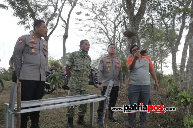 Kapolres Blitar AKBP Ardhy Zul Hasbih Nasution bersama unsur TNI, BPBD, Perhutani dan tim gabungan melakukan pemantauan serta penanganan titik api Karhutla di kawasan Puncak Langit, Gunung Butak, Desa Tunggorono, Kecamatan Doko, Kabupaten Blitar, Jumat (18/9/2026).