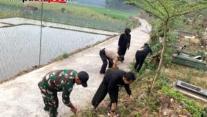 Polsek Gandusari bersama Forkopimcam, pemerintah desa, dan perguruan silat bergotong royong membersihkan area makam dan lingkungan sekitar di Desa Semen, Kecamatan Gandusari, Kabupaten Blitar, Sabtu (19/9/2026).