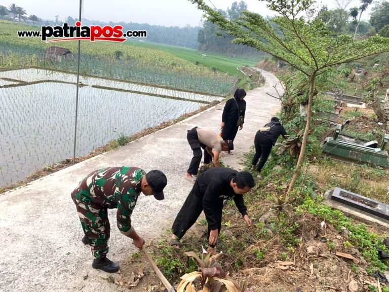Polsek Gandusari bersama Forkopimcam, pemerintah desa, dan perguruan silat bergotong royong membersihkan area makam dan lingkungan sekitar di Desa Semen, Kecamatan Gandusari, Kabupaten Blitar, Sabtu (19/9/2026).