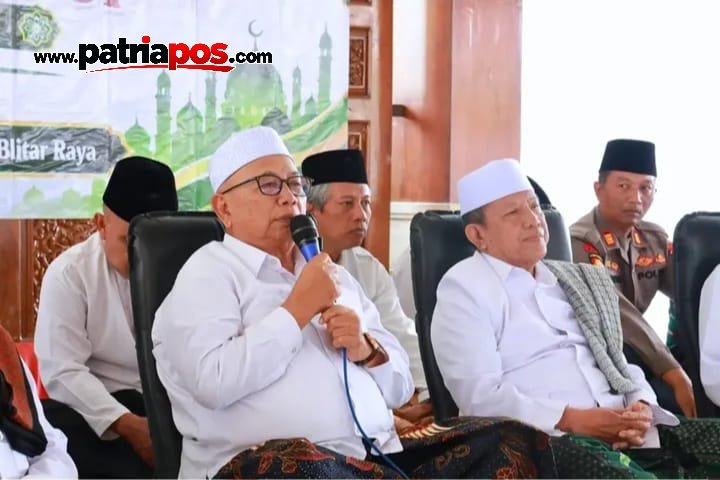 Bupati Blitar Rijanto menyampaikan sambutan dalam acara Peringatan Maulid Nabi Muhammad SAW dan Haul Syech Bahaudin An Naqsyabandy di Pendopo Sasana Adhi Praja Kabupaten Blitar, Sabtu (19/9/2026).