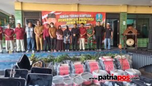 Penyerahan bantuan seperangkat marching band dari Pemerintah Provinsi Jawa Timur kepada SMKS Pemuda 1 Kesamben, Kabupaten Blitar, Selasa (22/9/2026).