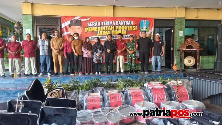 Penyerahan bantuan seperangkat marching band dari Pemerintah Provinsi Jawa Timur kepada SMKS Pemuda 1 Kesamben, Kabupaten Blitar, Selasa (22/9/2026).
