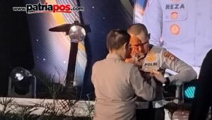 Dirlantas Polda Sumbar Kombes Pol. Reza menerima Pin Emas Kapolri pada peringatan HUT Lalu Lintas Bhayangkara ke-71 di Padang, Selasa (22/9/2026).