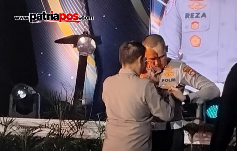 Dirlantas Polda Sumbar Kombes Pol. Reza menerima Pin Emas Kapolri pada peringatan HUT Lalu Lintas Bhayangkara ke-71 di Padang, Selasa (22/9/2026).
