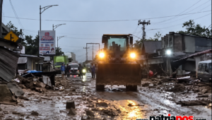 Kondisi jalur Padang–Solok pascabanjir bandang masih dipenuhi material lumpur dan membutuhkan kehati-hatian pengguna jalan.