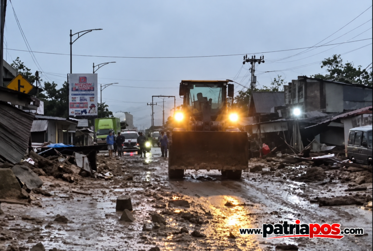 Kondisi jalur Padang–Solok pascabanjir bandang masih dipenuhi material lumpur dan membutuhkan kehati-hatian pengguna jalan.