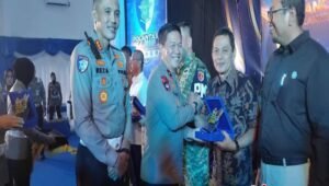 Ditlantas Polda Sumbar menyerahkan penghargaan kepada Ketua PWI Sumbar Widya Navies dalam rangka HUT Lalu Lintas Bhayangkara ke-71 di Padang, Selasa (22/9/2026).