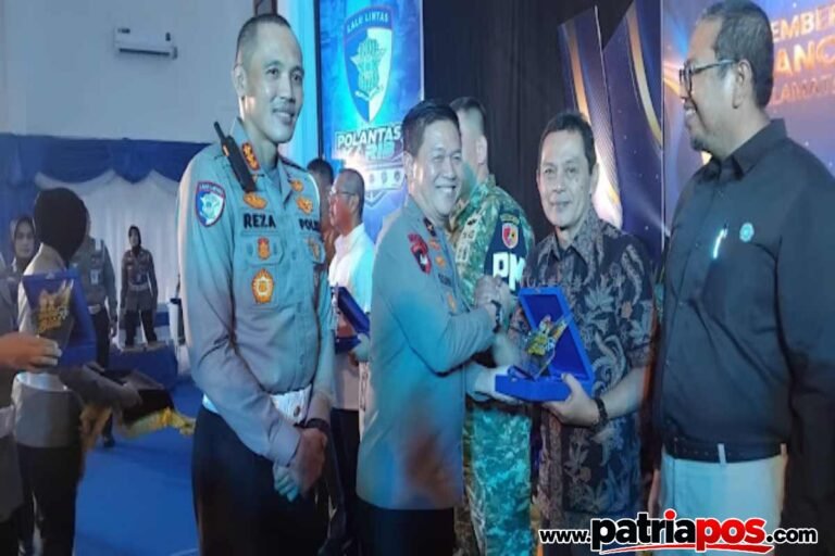 Ditlantas Polda Sumbar menyerahkan penghargaan kepada Ketua PWI Sumbar Widya Navies dalam rangka HUT Lalu Lintas Bhayangkara ke-71 di Padang, Selasa (22/9/2026).