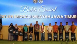 Jajaran Imigrasi se-Jawa Timur berfoto bersama dengan warga di sekitar Wisata Edukasi Kampoeng Coklat, Kabupaten Blitar, Jumat (25/9/2026).