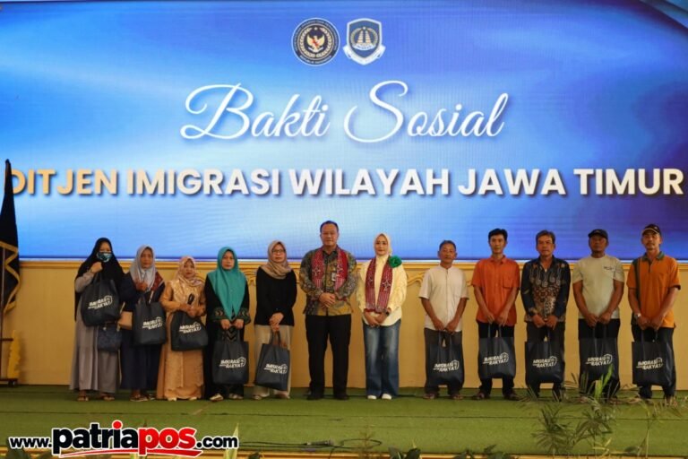 Jajaran Imigrasi se-Jawa Timur berfoto bersama dengan warga di sekitar Wisata Edukasi Kampoeng Coklat, Kabupaten Blitar, Jumat (25/9/2026).