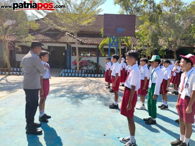 Bhabinkamtibmas Desa Kaligambir saat memberikan pembinaan kepada para siswa dalam kegiatan Police Goes to School di SDN 01 Kaligambir, Kecamatan Panggungrejo, Kabupaten Blitar, Senin (28/9/2026).