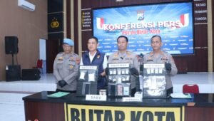 Waka Polres Blitar Kota Kompol Subiantana bersama jajaran menunjukkan barang bukti sabu dan pil dobel L hasil pengungkapan kasus peredaran narkoba dan obat keras berbahaya di wilayah Blitar Raya, Rabu (30/9/2026).