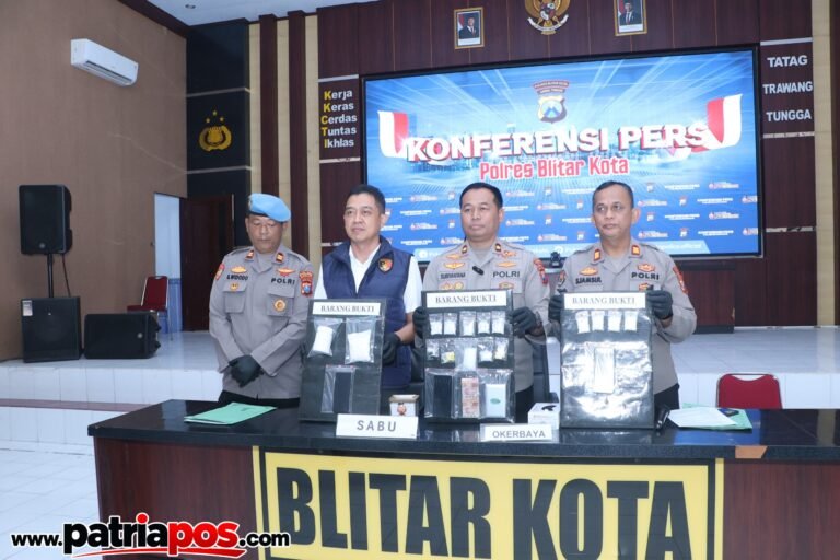 Waka Polres Blitar Kota Kompol Subiantana bersama jajaran menunjukkan barang bukti sabu dan pil dobel L hasil pengungkapan kasus peredaran narkoba dan obat keras berbahaya di wilayah Blitar Raya, Rabu (30/9/2026).