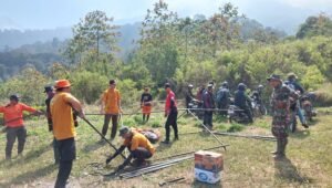 Sekitar 300 personel gabungan TNI-Polri, BPBD, relawan, pecinta alam dan masyarakat dikerahkan untuk menangani kebakaran hutan dan lahan (karhutla) di kawasan Gunung Buthak, Kabupaten Blitar, Selasa (15/9/2026).