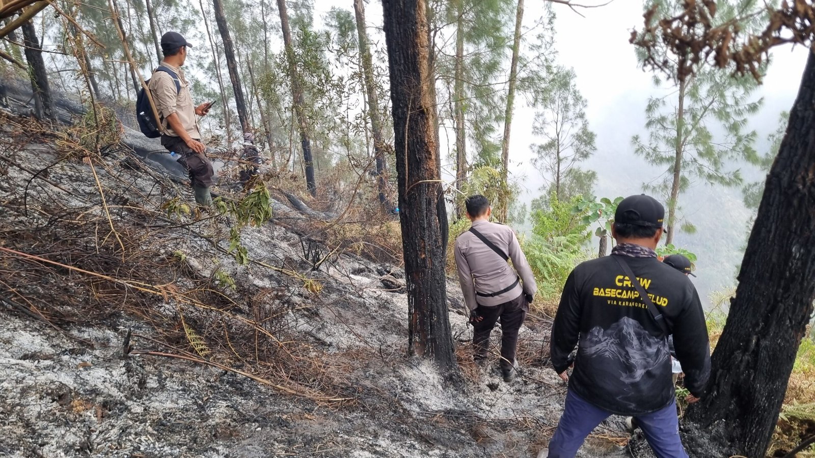 Sekitar 300 personel gabungan TNI-Polri, BPBD, relawan, pecinta alam dan masyarakat dikerahkan untuk menangani kebakaran hutan dan lahan (karhutla) di kawasan Gunung Buthak, Kabupaten Blitar, Senin (15/9/2026).