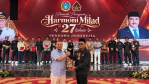 Kantor Imigrasi Kelas II TPI Belawan menerima cenderamata dari PB Pendawa Indonesia dalam puncak perayaan Harmoni Milad ke-27 Pendawa di Aula Raja Inal Siregar, Kantor Gubernur Sumatera Utara, Medan, Minggu (20/9/2026).