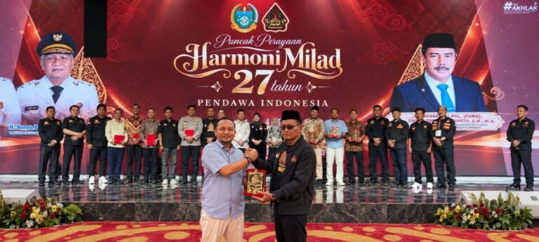 Kantor Imigrasi Kelas II TPI Belawan menerima cenderamata dari PB Pendawa Indonesia dalam puncak perayaan Harmoni Milad ke-27 Pendawa di Aula Raja Inal Siregar, Kantor Gubernur Sumatera Utara, Medan, Minggu (20/9/2026).