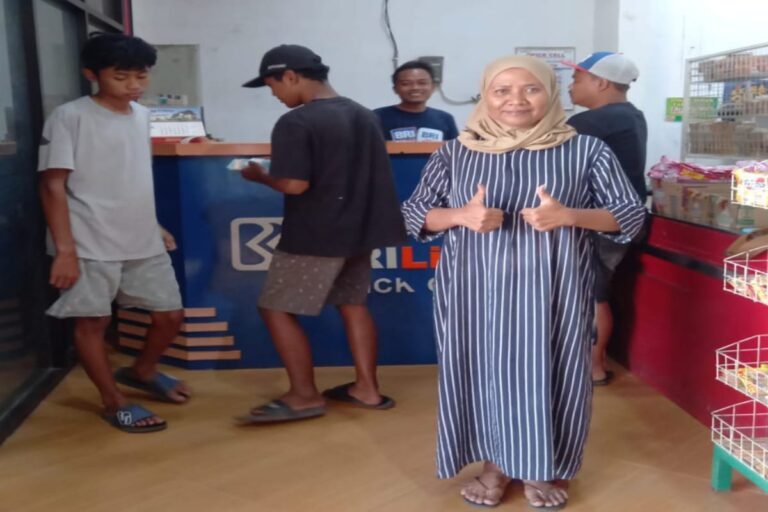 AgenBRILink Opick Sell, Reni Anggraini siap melayani layanan digital.