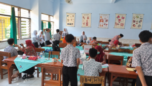 Ratusan siswa SMPN 1 Kedungwaru mengikuti pemeriksaan kesehatan gratis yang digelar bersama UPT Puskesmas Simo, Kamis (24/9/2026).