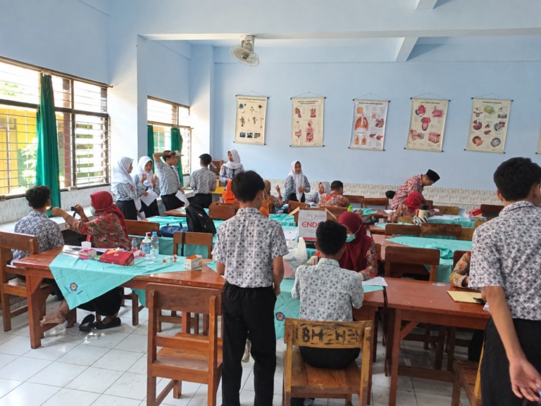 Ratusan siswa SMPN 1 Kedungwaru mengikuti pemeriksaan kesehatan gratis yang digelar bersama UPT Puskesmas Simo, Kamis (24/9/2026).